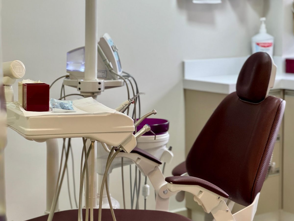 Consultório odontológico da Oral Unic Indaial com cadeira e equipo