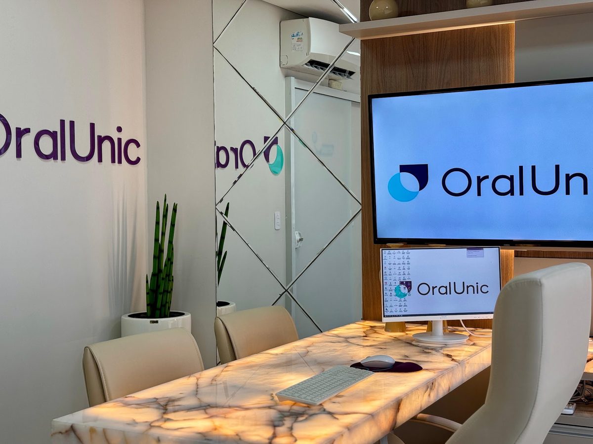 Sala de avaliação da Oral Unic Indaial, onde o plano de tratamento é apresentado ao paciente